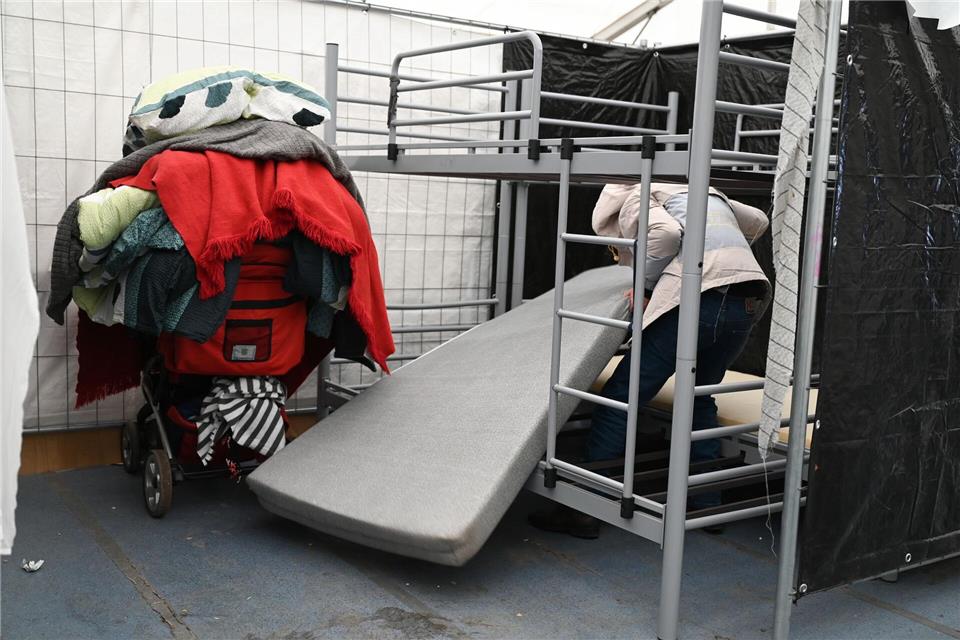 In den Zeiten der größten Überlastung wurden mancherorts Geflüchtete in Sporthallen einquartiert. (Archivbild)Arne Dedert/dpa