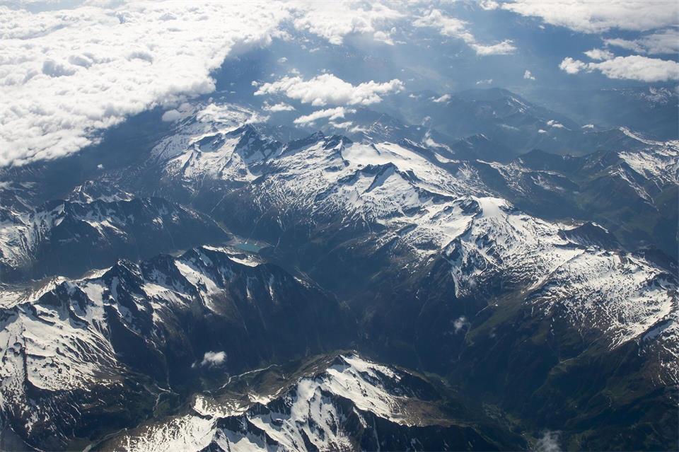 In den Zillertaler Alpen verunglückte ein Mann aus Hessen tödlich. (Archivbild)Daniel Karmann/dpa
