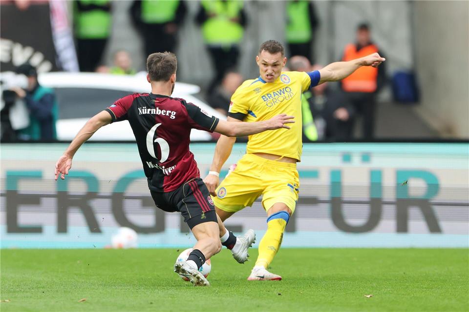 Kloses Nürnberger nach „Kampfspiel“ auf Klettertour In den Zweikämpfen ging es zur Sache, hier von Nürnbergs Adam Markhiev (l) mit gestrecktem Bein gegen Sven Köhler.Daniel Löb/dpa