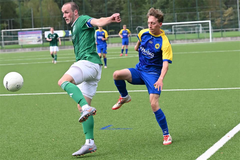 In den Zweikämpfen schenkte sich keiner etwas: TuS Velens Torschütze zum 3:0, Kapitän Jan Efsing (links), gegen Jan Ole Becker.