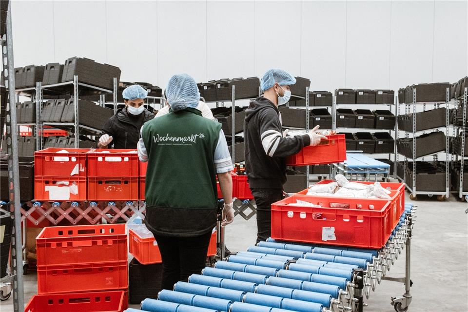 In den Zwischenlagern wird die bestellte Ware umverpackt und dann auf den Weg zum Kunden gebracht.