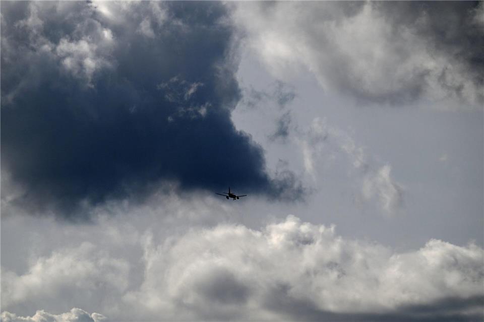 In den beiden Bundesländern bleibt das Wetter in den nächsten Tagen unbeständig. (Symbolbild)Federico Gambarini/dpa