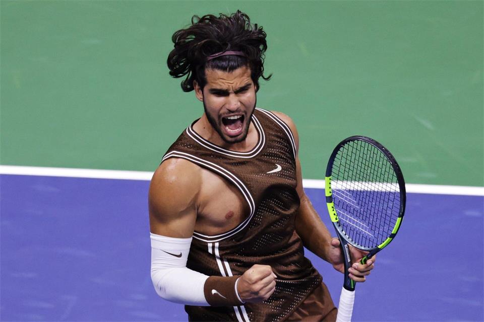 In den ersten Spielen gab es bei Alcaraz noch Nippel-Alarm.  Adam Hunger/AP/dpa