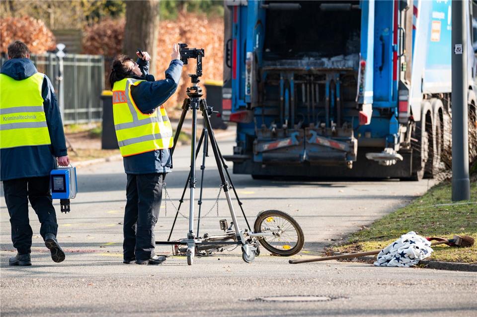 In den ersten neun Monaten des Jahres 2025 sind 20 Menschen bei Unfällen im Hamburger Straßenverkehr gestorben. (Archivbild)Jonas Walzberg/dpa