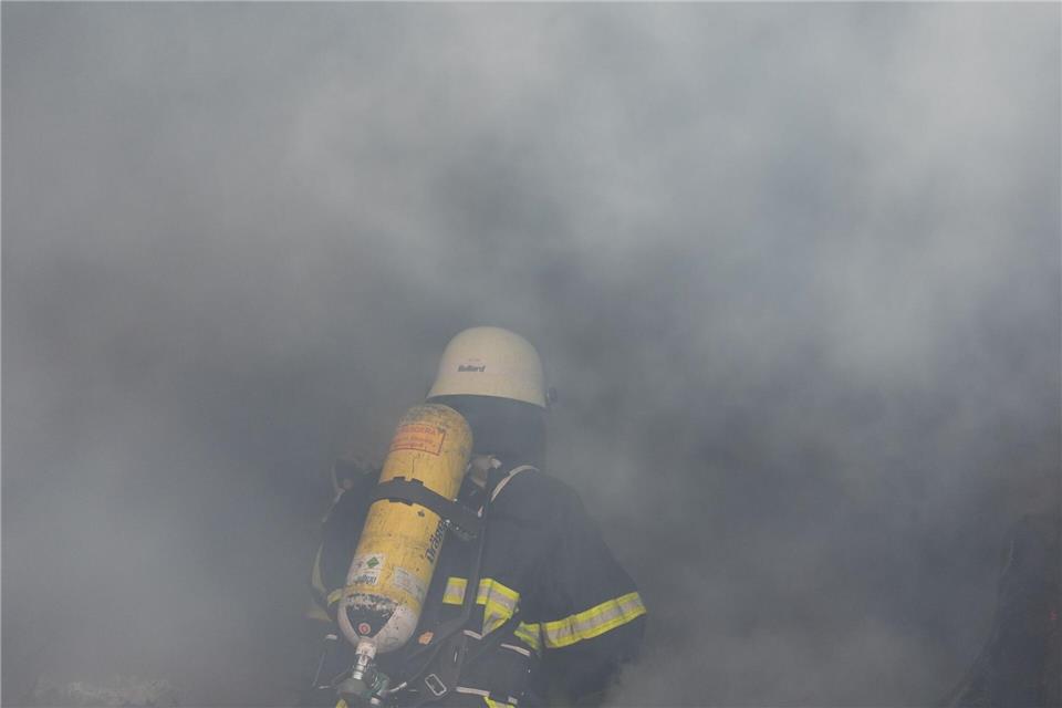 In den frühen Morgenstunden löscht die Feuerwehr noch immer. (Symbolbild)Marcus Brandt/dpa