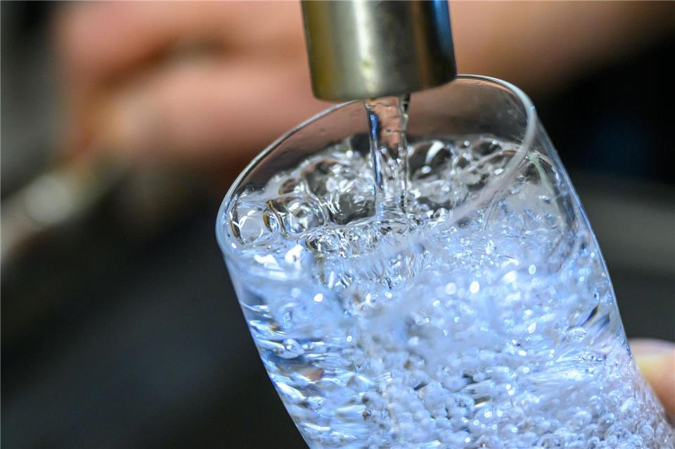 In den frühen Morgenstunden riss die Leitung nach Angaben des Energieversorgers noch weiter auf. (Symbolbild)Hendrik Schmidt/dpa