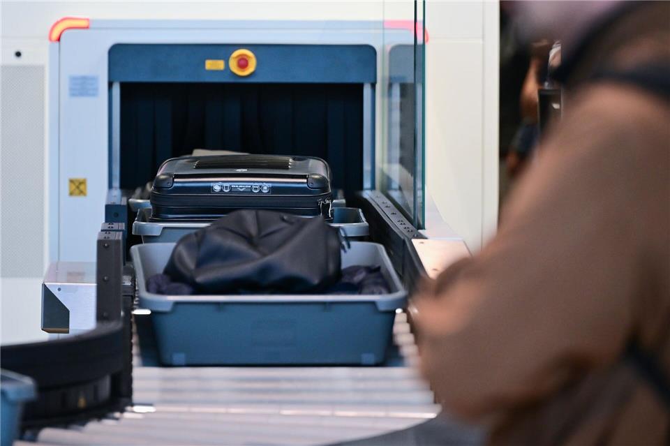 Fliegen mit mehr Flüssigkeit: EU erlaubt neue Gepäckregeln In den großen deutschen Flughäfen sind die CT-Scanner bereits im Einsatz. (Archivbild)Sebastian Christoph Gollnow/dpa
