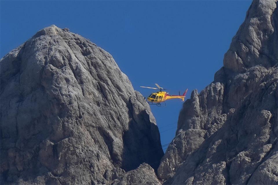 In den italienischen Alpen ist eine deutsche Bergsteigerin zu Tode gestürzt. (Symbolbild)Luca Bruno/AP/dpa