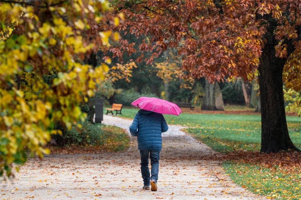 In den kommenden Tagen heißt es wieder: Regenschirm einpacken.Daniel Vogl/dpa