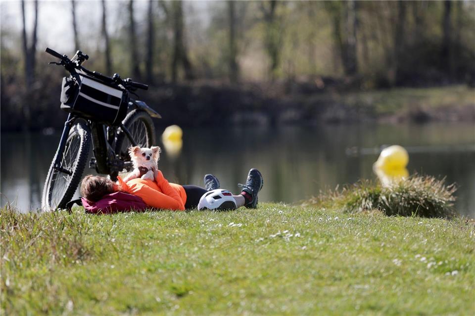 In den kommenden Tagen kann die dickere Jacke im Schrank hängenbleiben.Thomas Warnack/dpa