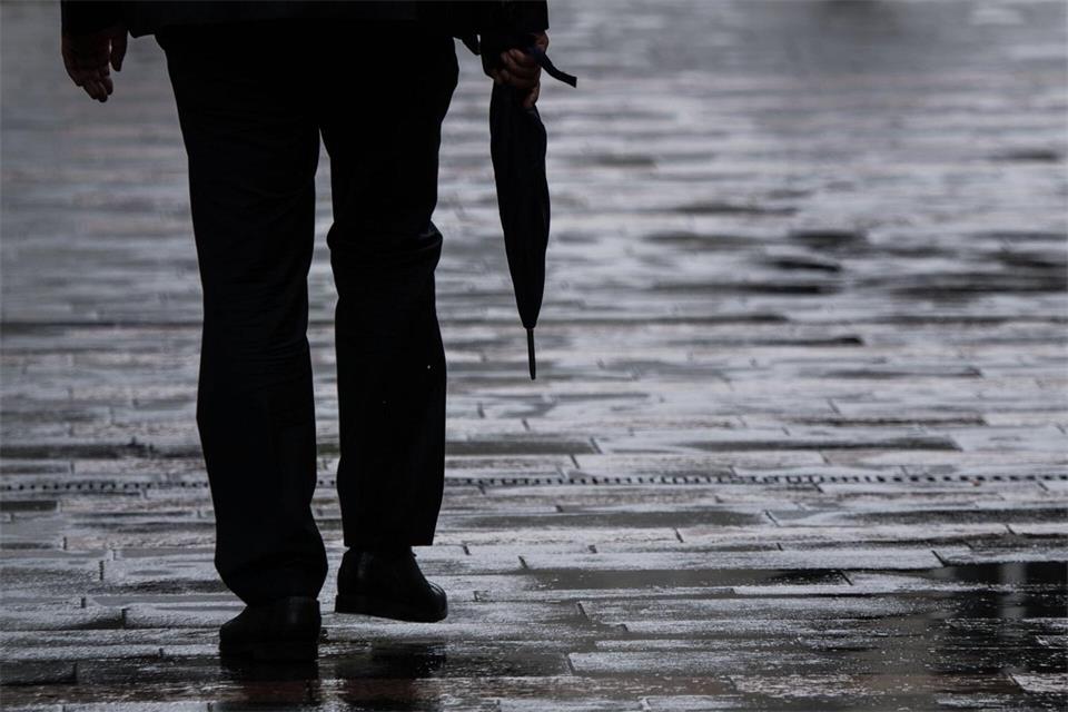 In den kommenden Tagen kann es immer mal wieder regnen. (Symbolfoto) Andreas Arnold/dpa