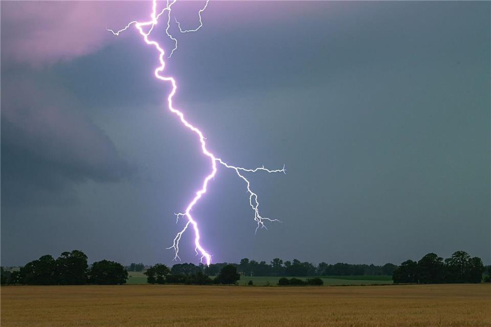 In den kommenden Tagen können Gewitter aufziehen. (Archivbild)Patrick Pleul/dpa