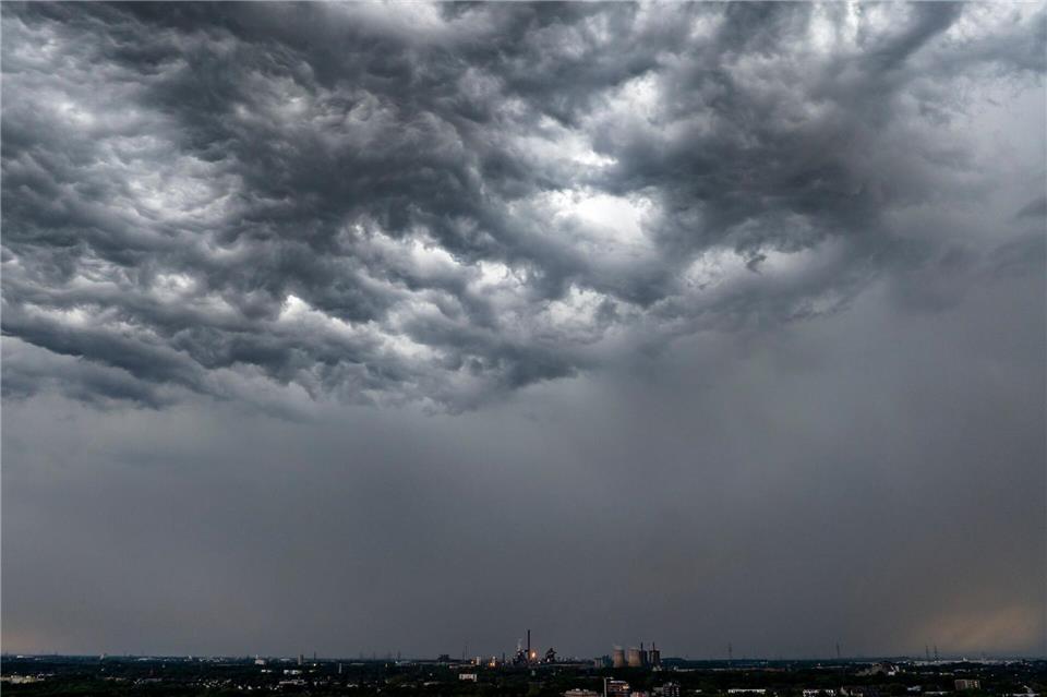 In den kommenden Tagen zeigen sich in Nordrhein-Westfalen viele Wolken am Himmel. (Symbolbild)Christoph Reichwein/dpa