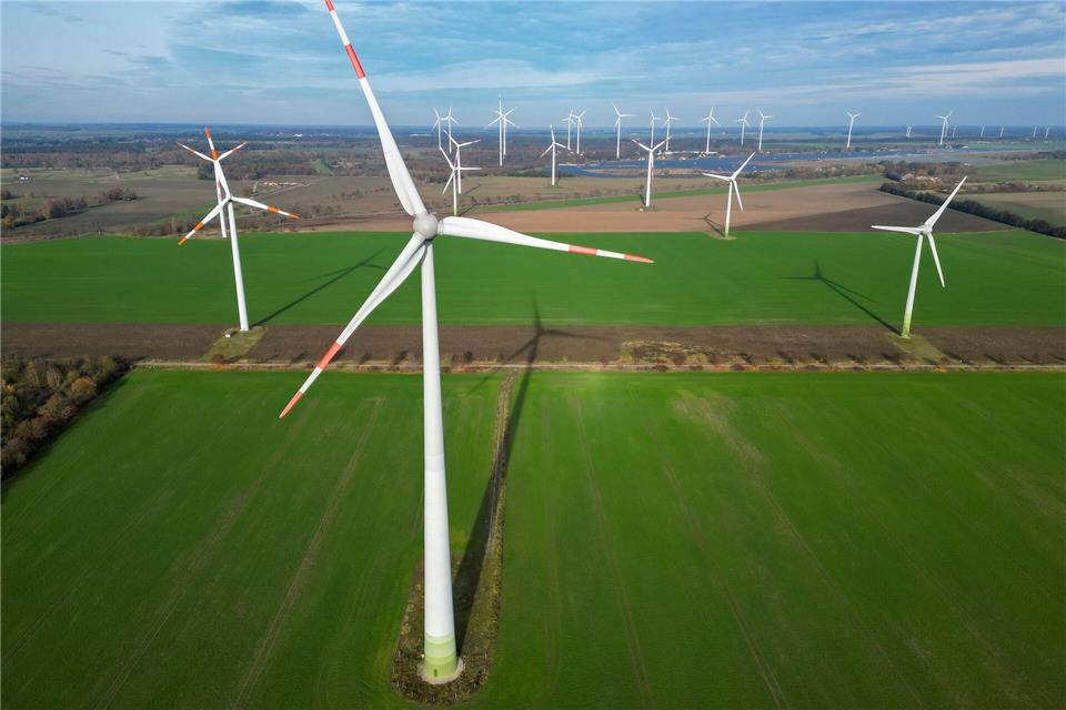 In den kommenden drei Jahren erwartet das Ministerium den Bau von fast 300 neuen Windenergieanlagen. (Archivbild)Jan Woitas/dpa