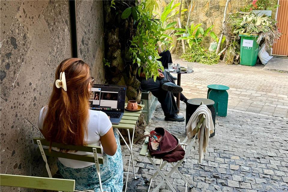 In den meisten Cafés in Canggu sitzen Remote Worker vor ihren Laptops.Carola Frentzen/dpa
