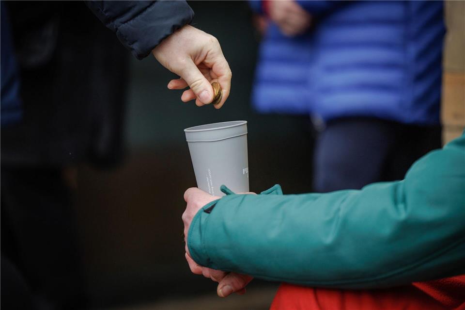 In den meisten Thüringer Städten ist die Anzahl an Bettlern nicht gestiegen. Um Weihnachten und größere Feste verzeichnen einige Kommunen einen leichten Anstieg. (Symbolbild)Friso Gentsch/dpa