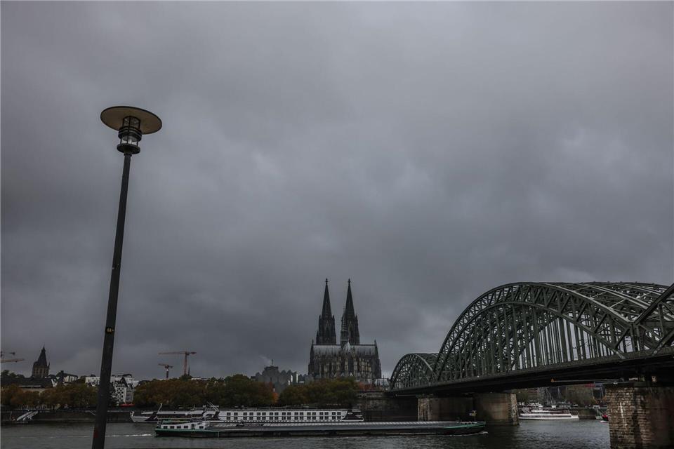 In den nächsten Tagen bleibt es in Nordrhein-Westfalen meist grau und neblig-trüb. (Archivbild)Oliver Berg/dpa
