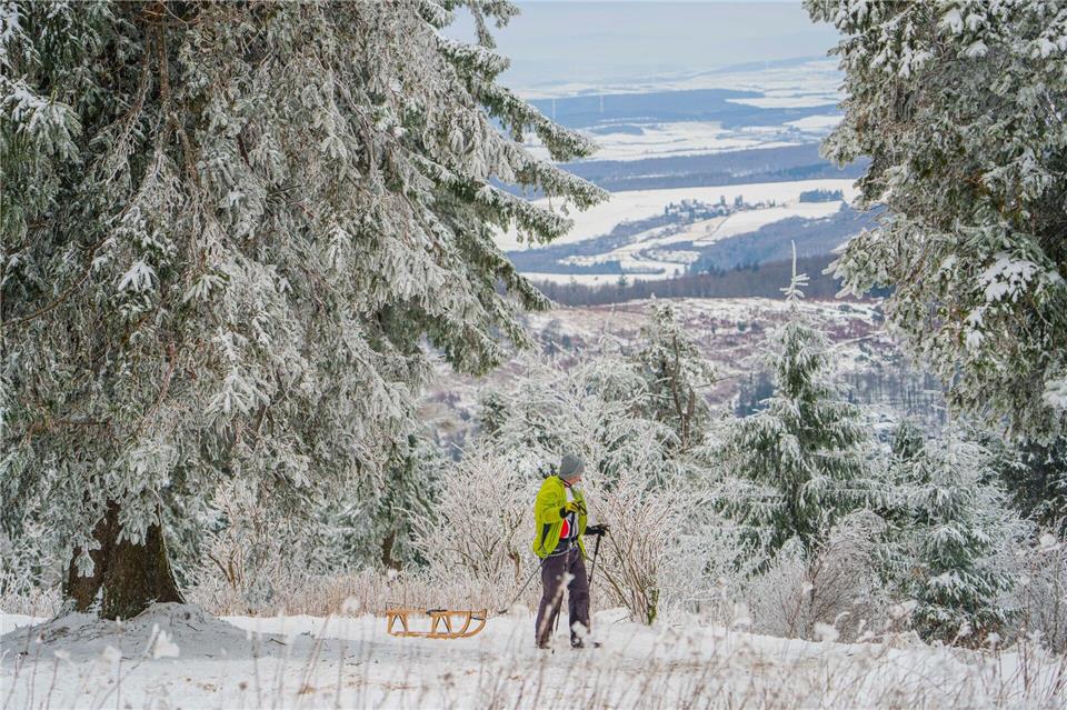 In den nächsten Tagen soll es weiterhin noch etwas schneien.Andreas Arnold/dpa