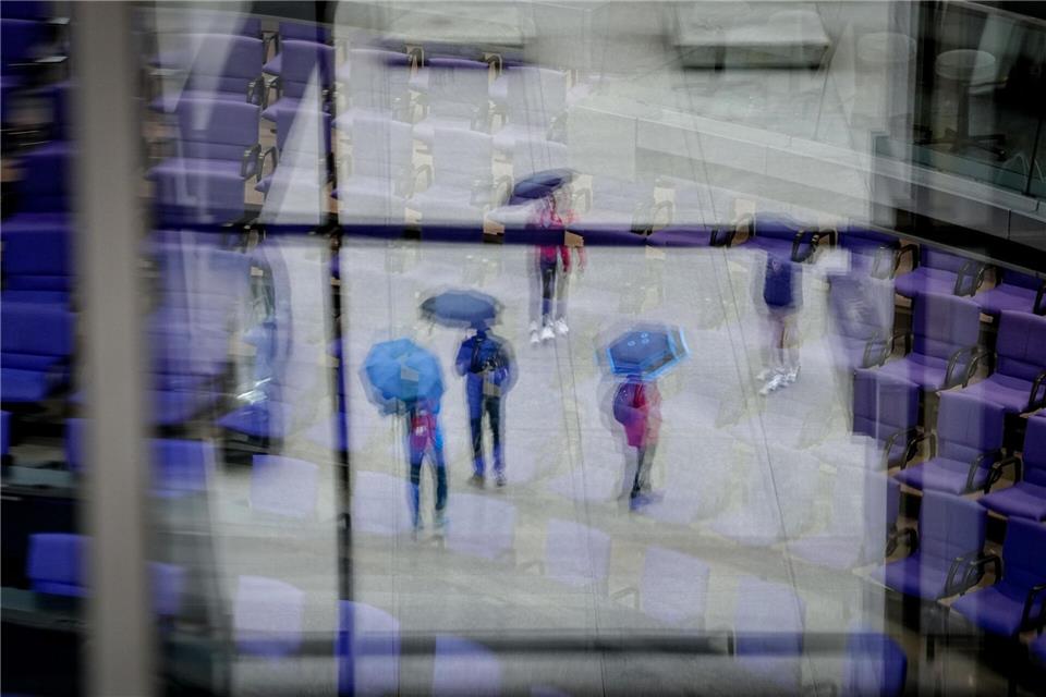 In den nächsten Tagen sollte man den Regenschirm nicht zu Hause lassen- Schauer und Gewitter sind vom DWD angekündigt. (Symbolbild)Kay Nietfeld/dpa