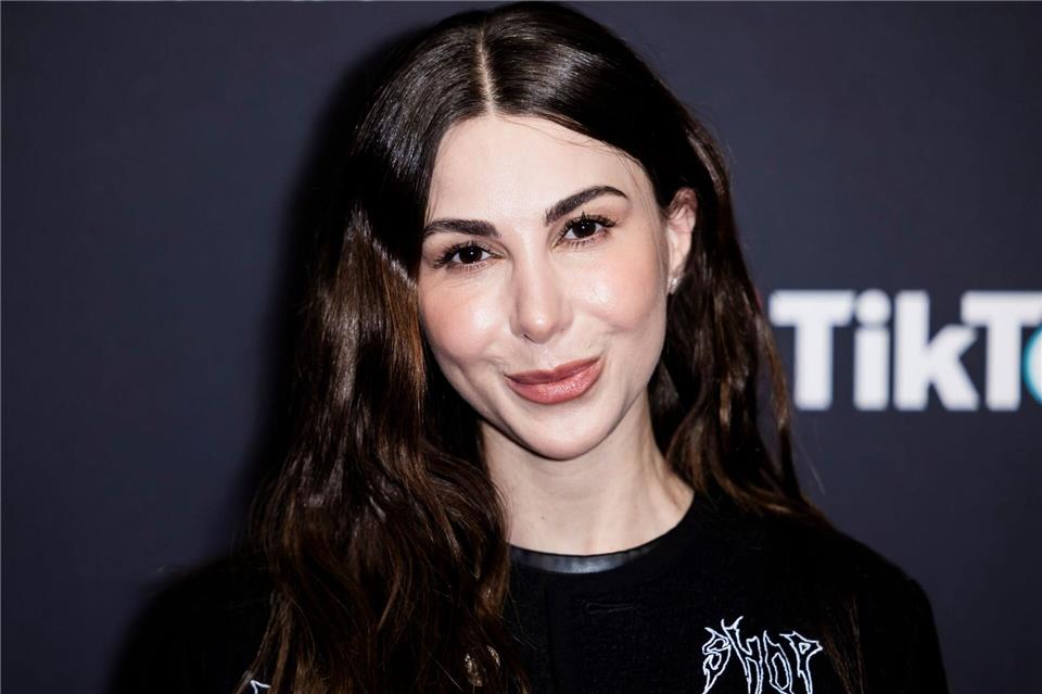 In den sozialen Netzwerken wird die Mutter Emi Arpa gerade angefeindet. (Archivbild) Christoph Soeder/dpa