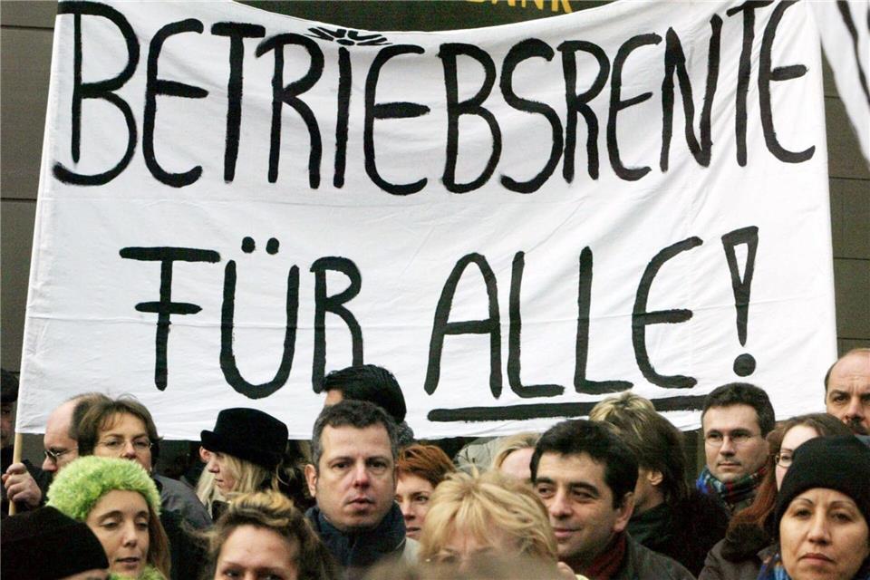 In den unteren Gehaltsgruppen mit einem Bruttolohn bis zu 2.500 Euro hat laut der Alterssicherungskommission nur rund ein Drittel der Beschäftigten Anspruch auf eine betriebliche Altersvorsorge. (Archivbild)Frank Rumpenhorst/dpa