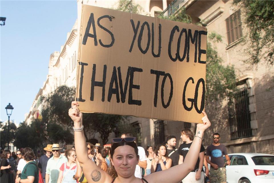 In den vergangenen Jahren hat es auf Mallorca bereits mehrere Demos gegen Massentourismus gegeben. (Archivbild)Clara Margais/dpa