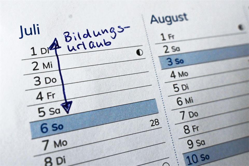In den vergangenen Jahren ist die Zahl der Arbeitnehmerinnen und Arbeitnehmer gestiegen, die Bildungsurlaub in Anspruch nehmen. (Symbolbild) Katharina Kausche/dpa