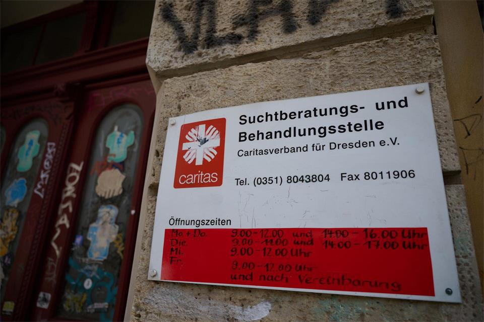 In den vergangenen Jahren mussten die Suchtberatungen wie hier in Dresden bereits ihre Beratungszeiten verkürzen. Deshalb wurden hier die Öffnungszeiten mehrfach überklebt.Katharina Kausche/dpa