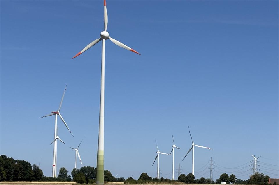 In den vergangenen Jahren sind im Kreis Borken (im Bild bei Legden) zahlreiche neue Windenergieanlagen entstanden. Eine Gesetzesänderung könnte den Ausbau drosseln.