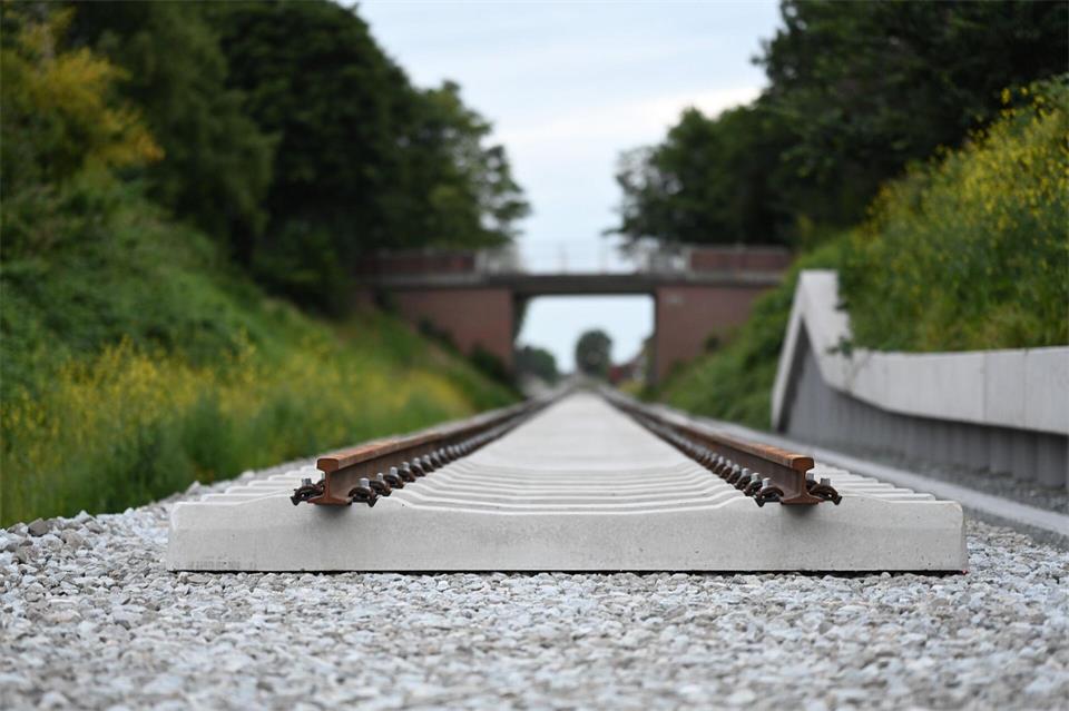 In den vergangenen Jahren wurde die Bahnstrecke von der deutsch-niederländischen Grenze bis nach Ihrhove modernisiert. (Archivbild)Lars Penning/dpa