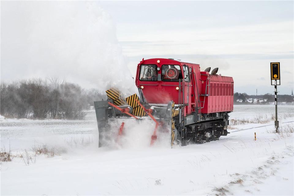 In den vergangenen Tagen waren Schneeverwehungen ein Problem für die Bahn - nun droht gefrierender Regen. Daniel Bockwoldt/dpa