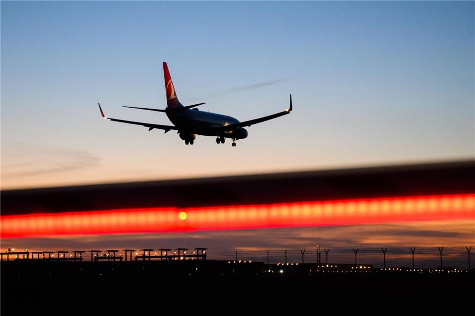 In den vergangenen Wochen gab es mehrfach Einreisen von Afghaninnen und Afghanen aus dem Bundesaufnahmeprogramm per Linienflug. (Archivfoto)Julian Stratenschulte/dpa