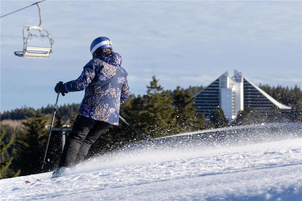In den vergangenen Wochen wurden insgesamt 20.000 Kubikmeter Kunstschnee auf den Fallbachhang gebracht, sagte Ronny Knoll, Sprecher des Zweckverbands Thüringer Wintersportzentrum.Michael Reichel/dpa