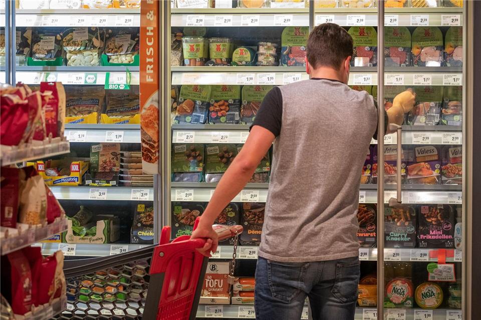 In den vergangenen vier Jahren hat die Produktion von vegetarischen und veganen Lebensmitteln in Niedersachsen deutlich zugenommen. (Archivbild)Friso Gentsch/dpa