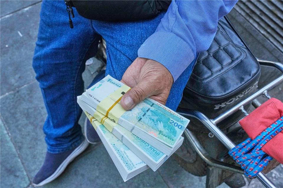 In den vergangenen zehn Jahren hat der Rial 97 Prozent seines Wertes gegenüber dem Euro eingebüßt. (Archivbild)Vahid Salemi/AP/dpa