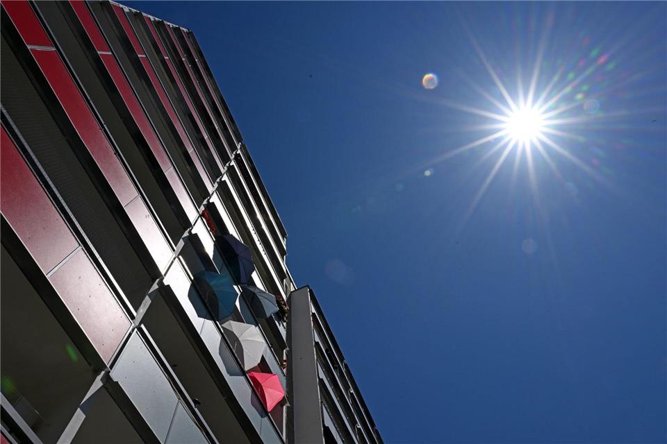 In den vergangenen zwölf Monaten brauchten Menschen eher Sonnen- als Regenschirme. (Symbolbild) Martin Schutt/dpa