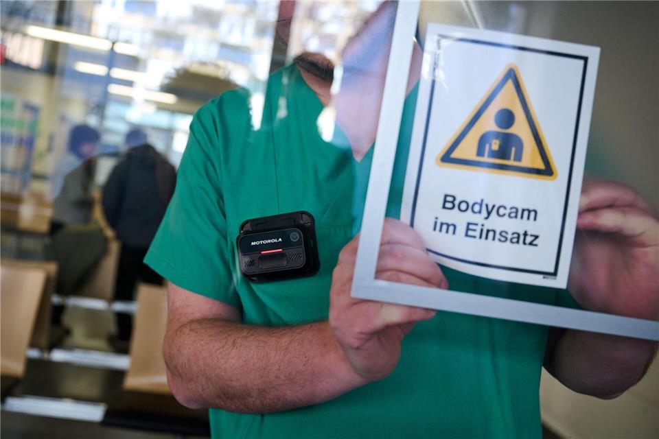In den vier Notaufnahmen des Klinikums weisen nun Schilder auf das Pilotprojekt hin: Dort werden Bodycams zur Gewaltprävention getestet. Bernd Thissen/dpa