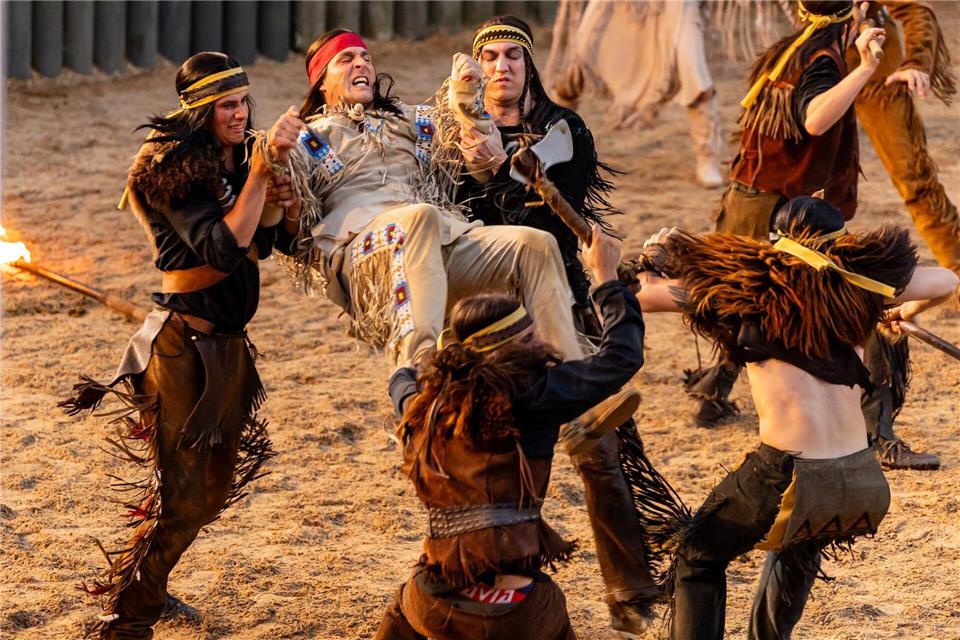 In der 19. Aufführung kam der 100.000 Zuschauer der Saison - Alexander Klaws (2.v.l) spielt den Winnetou. (Archivbild)Ulrich Perrey/dpa