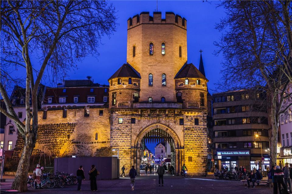 In der Abenddämmerung, wenn die Severinstorburg von Scheinwerfern angestrahlt wird, wirkt sie besonders majestätisch. (Archivbild)Oliver Berg/dpa