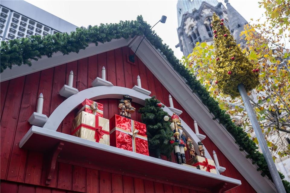 Weihnachtsmärkte bereiten sich auf sicheres Feiern vor  In der Adventszeit hoffen viele Menschen auf besinnliche Tage in Berlin.Christophe Gateau/dpa