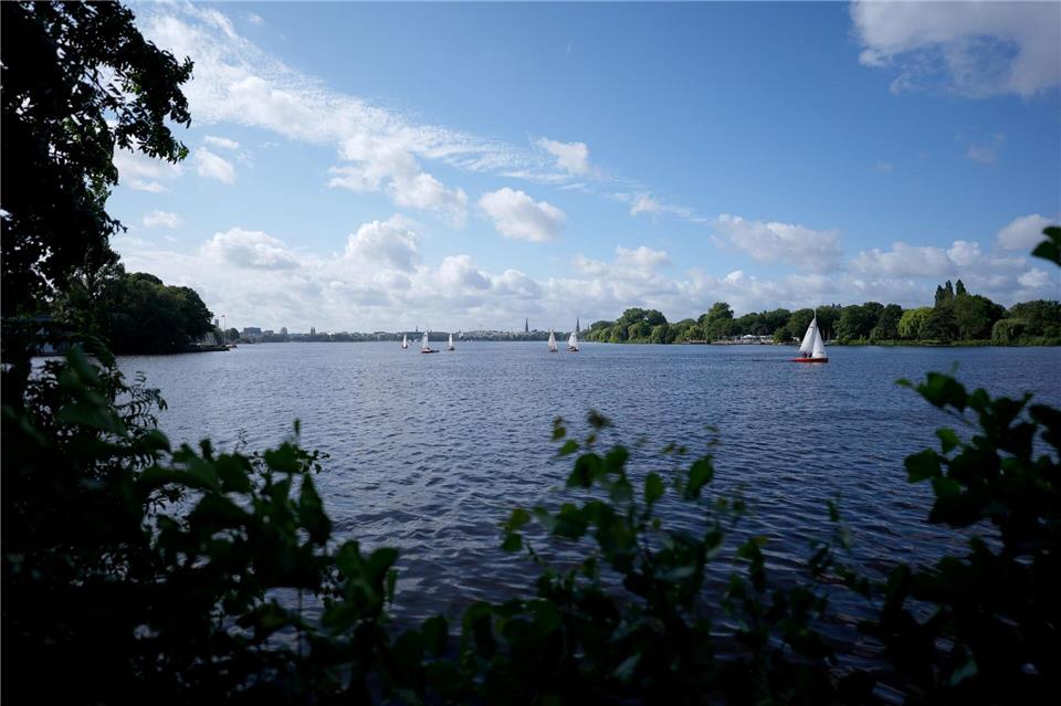 In der Alster ist ein Mann ertrunken. (Archivbild) Marcus Brandt/dpa