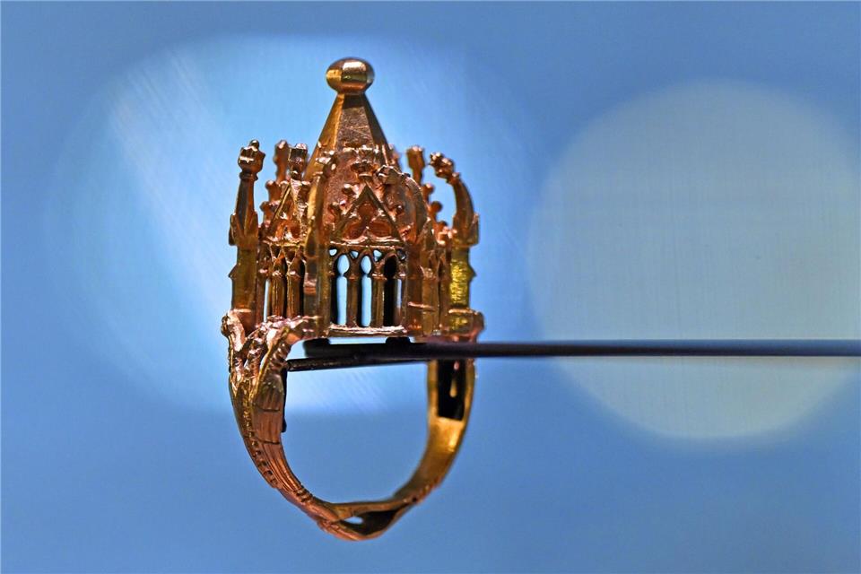 Jüdisches Leben in Erfurt gestern und heute - ein Rundgang In der Alten Synagoge ausgestellt: der Jüdische Hochzeitsring aus dem Schatz von Erfurt.Martin Schutt/dpa/dpa-tmn