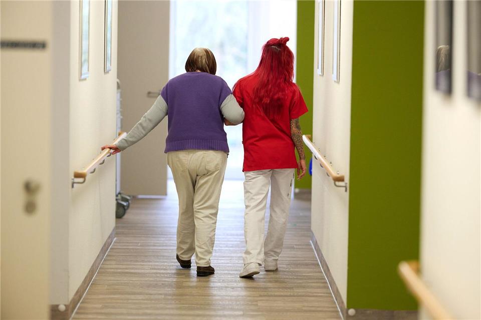 In der Altenpflege arbeiteten laut Daten der Bundesagentur für Arbeit in Sachsen etwa 4.200 ausländische Beschäftigte. (Symbolbild)Bernd Thissen/dpa