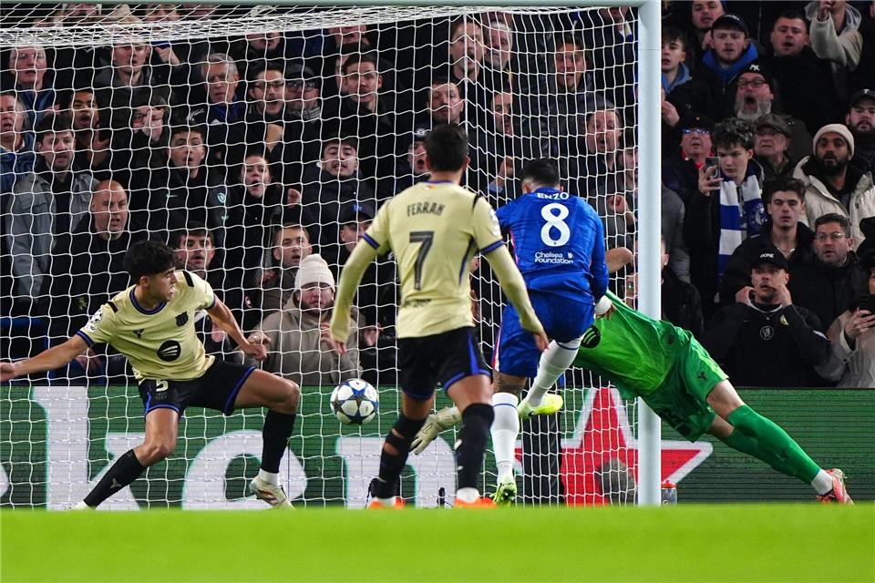 In der Anfangsphase wurde ein Treffer von Chelseas Enzo Fernandez noch zurückgenommen. Danach dominierten die Londoner.Bradley Collyer/PA Wire/dpa