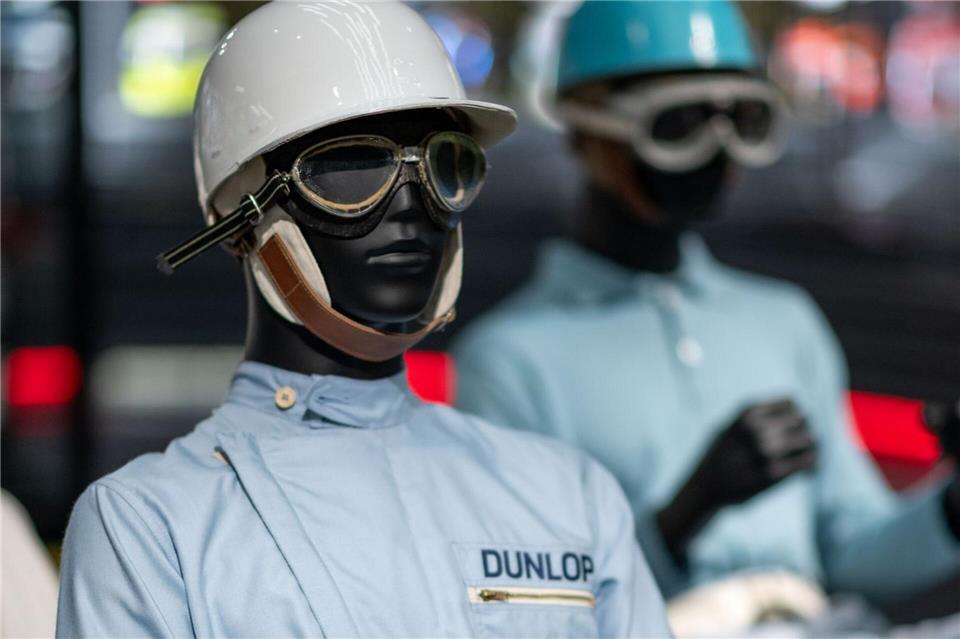 Formel 1-Ausstellung startet in Oberhausen In der Anfangszeit gewährte die „Schutzkleidung“ der Formel 1-Rennfahrer wenig Sicherheit.Fabian Strauch/dpa
