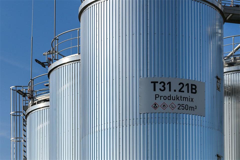 In der Anlage wird Rapsmethylester, bislang vor allem als Biodiesel genutzt, weiterverarbeitet.Heiko Rebsch/dpa