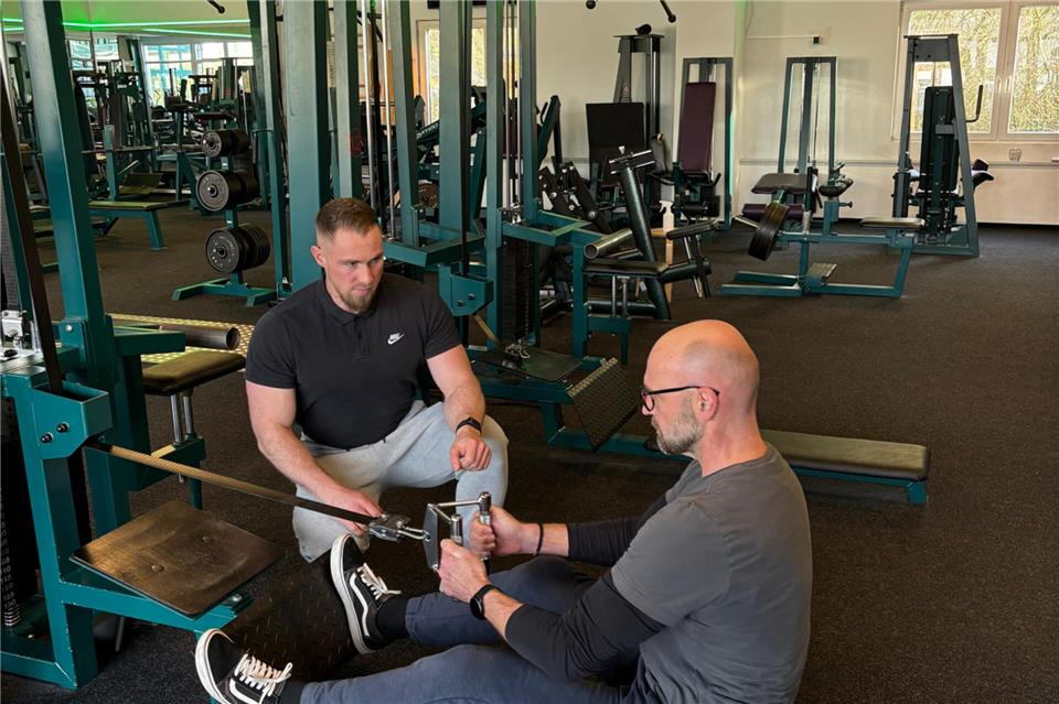 In der Arbeit mit den Mitgliedern geht Fitnesstrainer und Inhaber Jan Klein-Bölting auf.