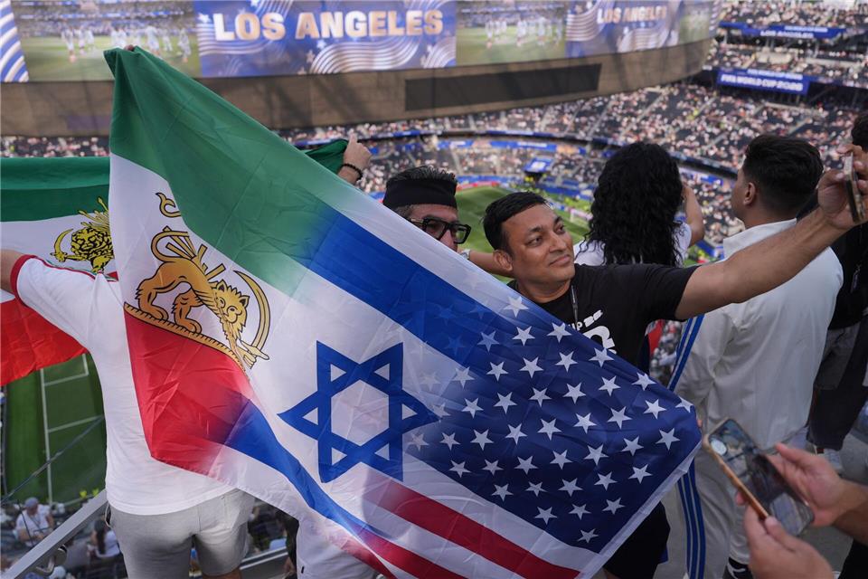 In der Arena waren Anhänger und Gegner des Kurses Teherans.Jae C. Hong/AP/dpa