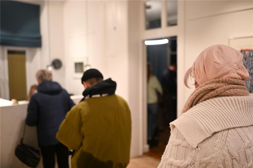 In der Arztpraxis von Bernd Brinker stehen Patienten bei der offenen Sprechstunde Schlange.Lars Penning/dpa