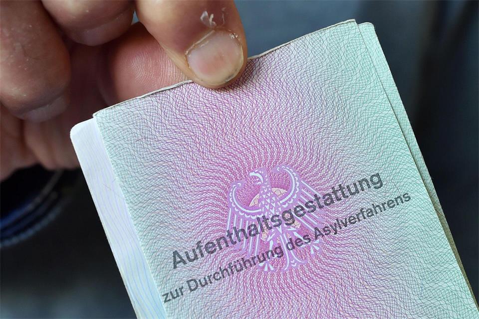 In der Ausländerbehörde in Heilbronn kommt seit Anfang Oktober auch eine KI-Software zum Einsatz. (Symbolbild)Hendrik Schmidt/dpa-Zentralbild/dpa